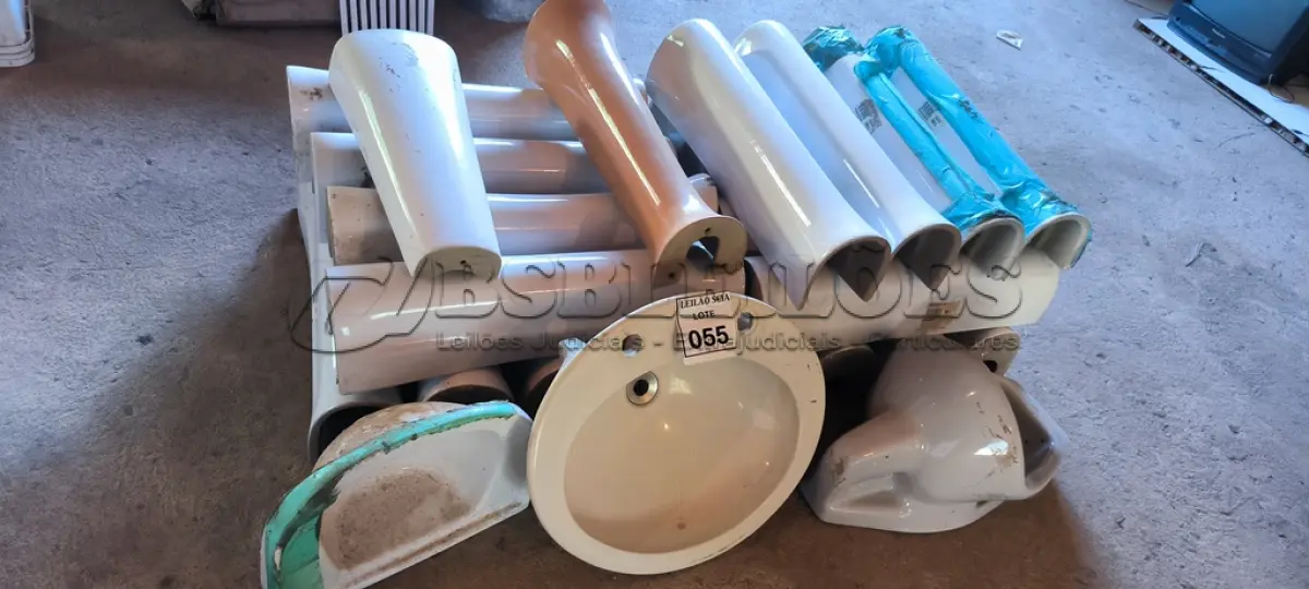 LOTE 055 - 01 LOTE COM LAVATÓRIOS EM CERÂMICA E COLUNAS DE PIA.  (NO ESTADO) ATENÇÃO! FAZER A VISITAÇÃO ANTES DE ARREMATAR, NÃO SABEMOS SE FUNCIONA. LEILÃO NÃO TEM GARANTIA E NEM DEVOLUÇÃO, SUJEITO A POSSÍVEIS AVARIAS VISÍVEIS/OCULTAS E/OU AUSÊNCIA DE COMPONENTES.