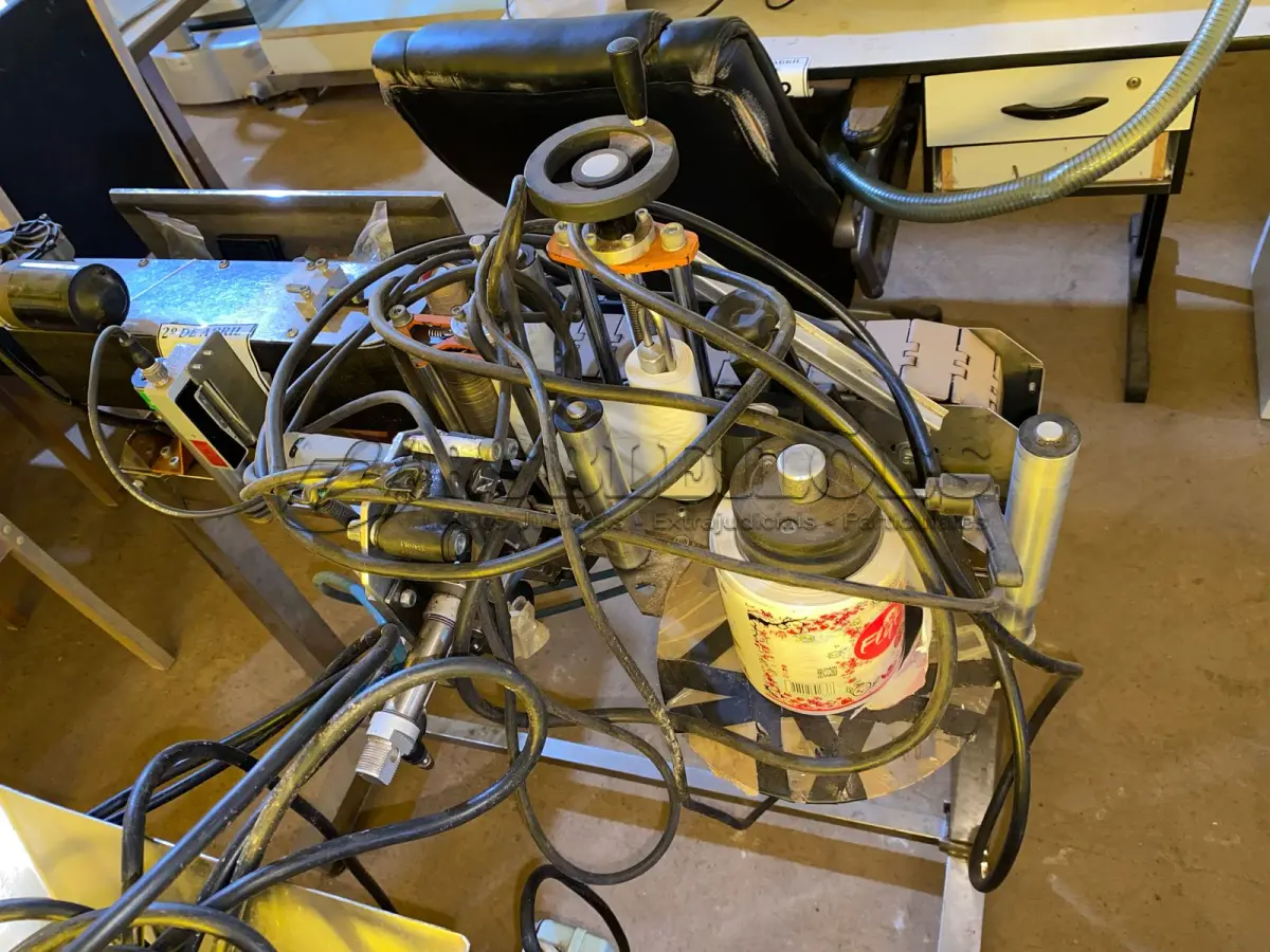 LOTE 440 - 01 ROTULADORA E DATADORA SEMI AUTOMÁTICA FALCO. (NO ESTADO) ATENÇÃO! FAZER A VISITAÇÃO ANTES DE ARREMATAR, NÃO SABEMOS SE FUNCIONA. LEILÃO NÃO TEM GARANTIA E NEM DEVOLUÇÃO, SUJEITO A POSSÍVEIS AVARIAS VISÍVEIS/OCULTAS E/OU AUSÊNCIA DE COMPONENTES.