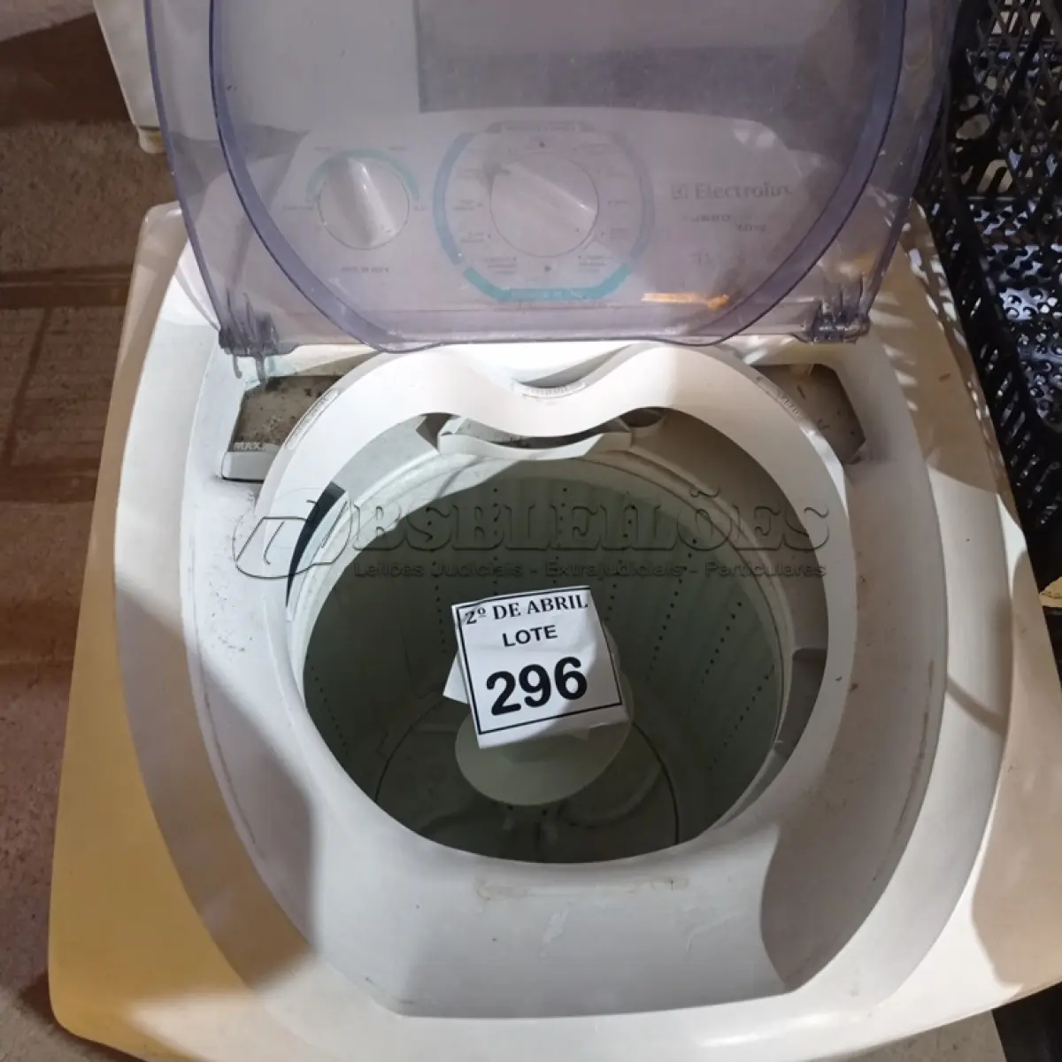 LOTE 296 - 01 MÁQUINA DE LAVAR ROUPAS ELECTROLUX 7KG 220VOLTS. (NO ESTADO) ATENÇÃO! FAZER A VISITAÇÃO ANTES DE ARREMATAR, NÃO SABEMOS SE FUNCIONA. LEILÃO NÃO TEM GARANTIA E NEM DEVOLUÇÃO, SUJEITO A POSSÍVEIS AVARIAS VISÍVEIS/OCULTAS E/OU AUSÊNCIA DE COMPONENTES.