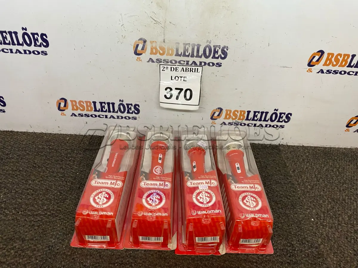 LOTE 370 - 04 MICROFONES SEMI PROFISSIONAL. (NO ESTADO) ATENÇÃO! FAZER A VISITAÇÃO ANTES DE ARREMATAR, NÃO SABEMOS SE FUNCIONA. LEILÃO NÃO TEM GARANTIA E NEM DEVOLUÇÃO, SUJEITO A POSSÍVEIS AVARIAS VISÍVEIS/OCULTAS E/OU AUSÊNCIA DE COMPONENTES.