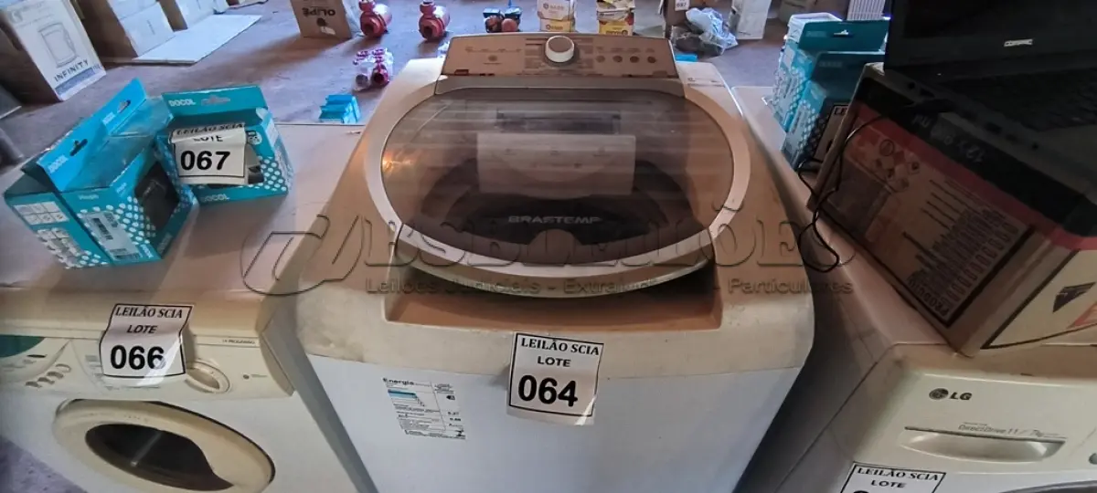 LOTE 064 - 01 MÁQUINA DE LAVAR ROUPAS BRASTEMP 11 KG 220VOLTS.  (NO ESTADO) ATENÇÃO! FAZER A VISITAÇÃO ANTES DE ARREMATAR, NÃO SABEMOS SE FUNCIONA. LEILÃO NÃO TEM GARANTIA E NEM DEVOLUÇÃO, SUJEITO A POSSÍVEIS AVARIAS VISÍVEIS/OCULTAS E/OU AUSÊNCIA DE COMPONENTES.