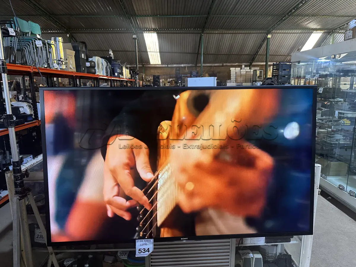 LOTE 427 - 01 SMART TV 70" SONY KDL-70W855B LED 3D ,  PROCESSADOR DE IMAGEM 3D,TAMANHO DA TELA 70", RESOLUÇÃO FULL HD - 1920 X 1080 PIXELS, FORMATO DE TELA 16:9 (WIDESCREEN) REFRESH RATE MOTIONFLOW XR 480 HZ ÂNGULO DE VISÃO HORIZONTAL: 178° VERTICAL: 178° , SISTEMA ANALÓGICO: PAL-M, PAL-N, NTSC DIGITAL: SBTVD  SINTONIZADOR DE TV ANALÓGICO: SIM, DIGITAL: SIM POTÊNCIA DE ÁUDIO 2 X 10 W RMS CONEXÕES ENTRADA: 4 X HDMI 2 X VÍDEO COMPOSTO 1 X VÍDEO COMPONENTE 1 X ÁUDIO ESTÉREO 2 X USB 1 X RJ-45 SAÍDA: 1 X ÁUDIO DIGITAL ÓPTICO ALIMENTAÇÃO AC 100 ~ 240V CONSUMO DE ENERGIA ATIVA: 208 W STAND BY: < 1 W  PADRÃO DE FURO PARA MONTAGEM NA PAREDE VESA 400X300 DIMENSÕES (L X A X P) SEM BASE: 158,6 X 92 X 9,3 CM COM BASE: 158,6 X 97 X 37 CM  PESO SEM BASE: 43,6 KG COM BASE: 44,6 KG EMBALAGEM: 56 KG  (NO ESTADO) ATENÇÃO! FAZER A VISITAÇÃO ANTES DE ARREMATAR, NÃO SABEMOS SE FUNCIONA. LEILÃO NÃO TEM GARANTIA E NEM DEVOLUÇÃO, SUJEITO A POSSÍVEIS AVARIAS VISÍVEIS/OCULTAS E/OU AUSÊNCIA DE COMPONENTES.
