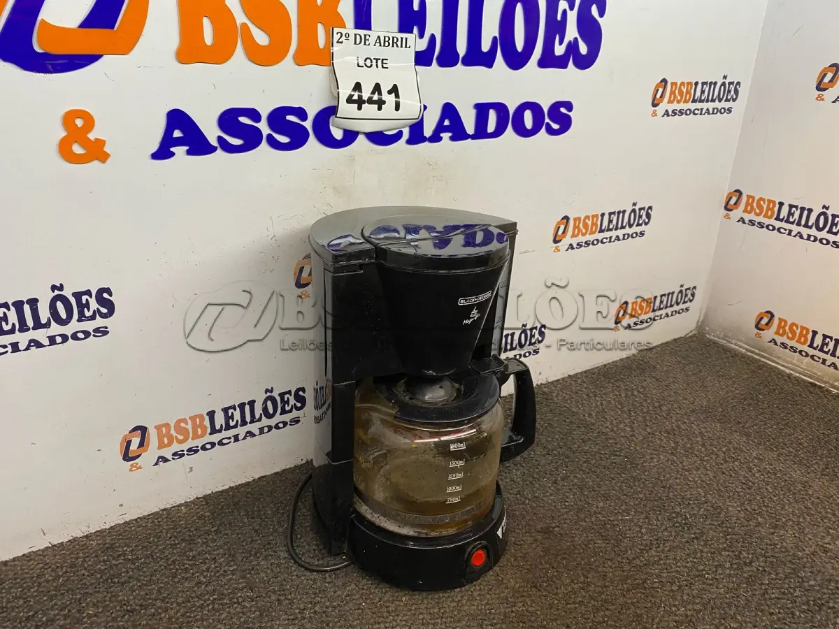 LOTE 441 - 01 CAFETEIRA ELÉTRICA E 01 COLHER EM PVC. (NO ESTADO) ATENÇÃO! FAZER A VISITAÇÃO ANTES DE ARREMATAR, NÃO SABEMOS SE FUNCIONA. LEILÃO NÃO TEM GARANTIA E NEM DEVOLUÇÃO, SUJEITO A POSSÍVEIS AVARIAS VISÍVEIS/OCULTAS E/OU AUSÊNCIA DE COMPONENTES.