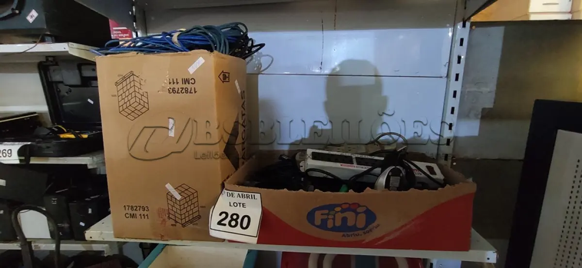 LOTE 280 - 01 LOTE COM VÁRIOS CABOS DE REDES, VGA, ENERGIA E MOUSES.  (NO ESTADO) ATENÇÃO! FAZER A VISITAÇÃO ANTES DE ARREMATAR, NÃO SABEMOS SE FUNCIONA. LEILÃO NÃO TEM GARANTIA E NEM DEVOLUÇÃO, SUJEITO A POSSÍVEIS AVARIAS VISÍVEIS/OCULTAS E/OU AUSÊNCIA DE COMPONENTES.