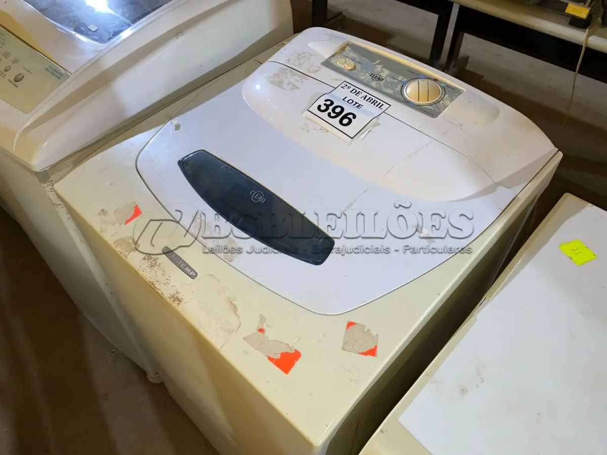 LOTE 396 - 01 MÁQUINA DE LAVAR ROUPAS BRASTEMP. (NO ESTADO) ATENÇÃO! FAZER A VISITAÇÃO ANTES DE ARREMATAR, NÃO SABEMOS SE FUNCIONA. LEILÃO NÃO TEM GARANTIA E NEM DEVOLUÇÃO, SUJEITO A POSSÍVEIS AVARIAS VISÍVEIS/OCULTAS E/OU AUSÊNCIA DE COMPONENTES.