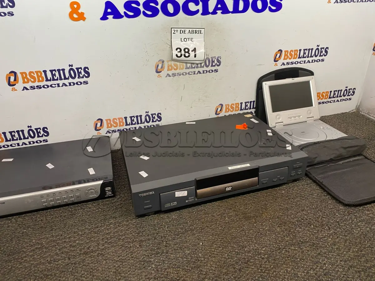 LOTE 381 - 01 LOTE COM DVD, DVR E DVD PORTÁTIL. (NO ESTADO) ATENÇÃO! FAZER A VISITAÇÃO ANTES DE ARREMATAR, NÃO SABEMOS SE FUNCIONA. LEILÃO NÃO TEM GARANTIA E NEM DEVOLUÇÃO, SUJEITO A POSSÍVEIS AVARIAS VISÍVEIS/OCULTAS E/OU AUSÊNCIA DE COMPONENTES.