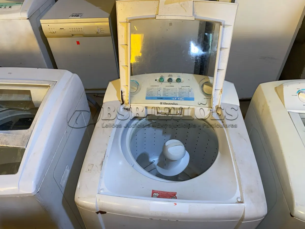 LOTE 416 - 01 MÁQUINA DE LAVAR ROUPAS ELECTROLUX 12KG 220VOLTS. (NO ESTADO) ATENÇÃO! FAZER A VISITAÇÃO ANTES DE ARREMATAR, NÃO SABEMOS SE FUNCIONA. LEILÃO NÃO TEM GARANTIA E NEM DEVOLUÇÃO, SUJEITO A POSSÍVEIS AVARIAS VISÍVEIS/OCULTAS E/OU AUSÊNCIA DE COMPONENTES.