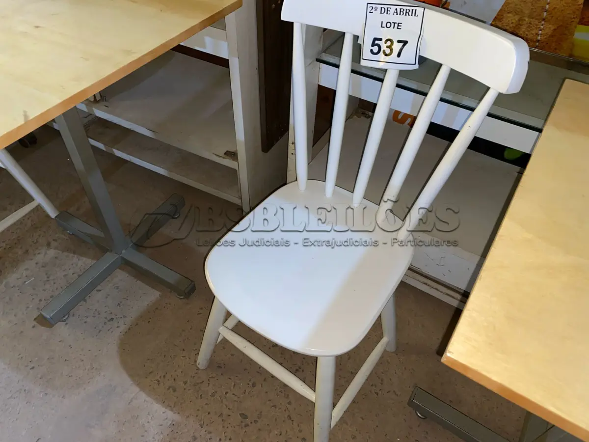 LOTE 537 - 01 CADEIRA EM MADEIRA BRANCA (NO ESTADO) ATENÇÃO! FAZER A VISITAÇÃO ANTES DE ARREMATAR, NÃO SABEMOS SE FUNCIONA. LEILÃO NÃO TEM GARANTIA E NEM DEVOLUÇÃO, SUJEITO A POSSÍVEIS AVARIAS VISÍVEIS/OCULTAS E/OU AUSÊNCIA DE COMPONENTES.