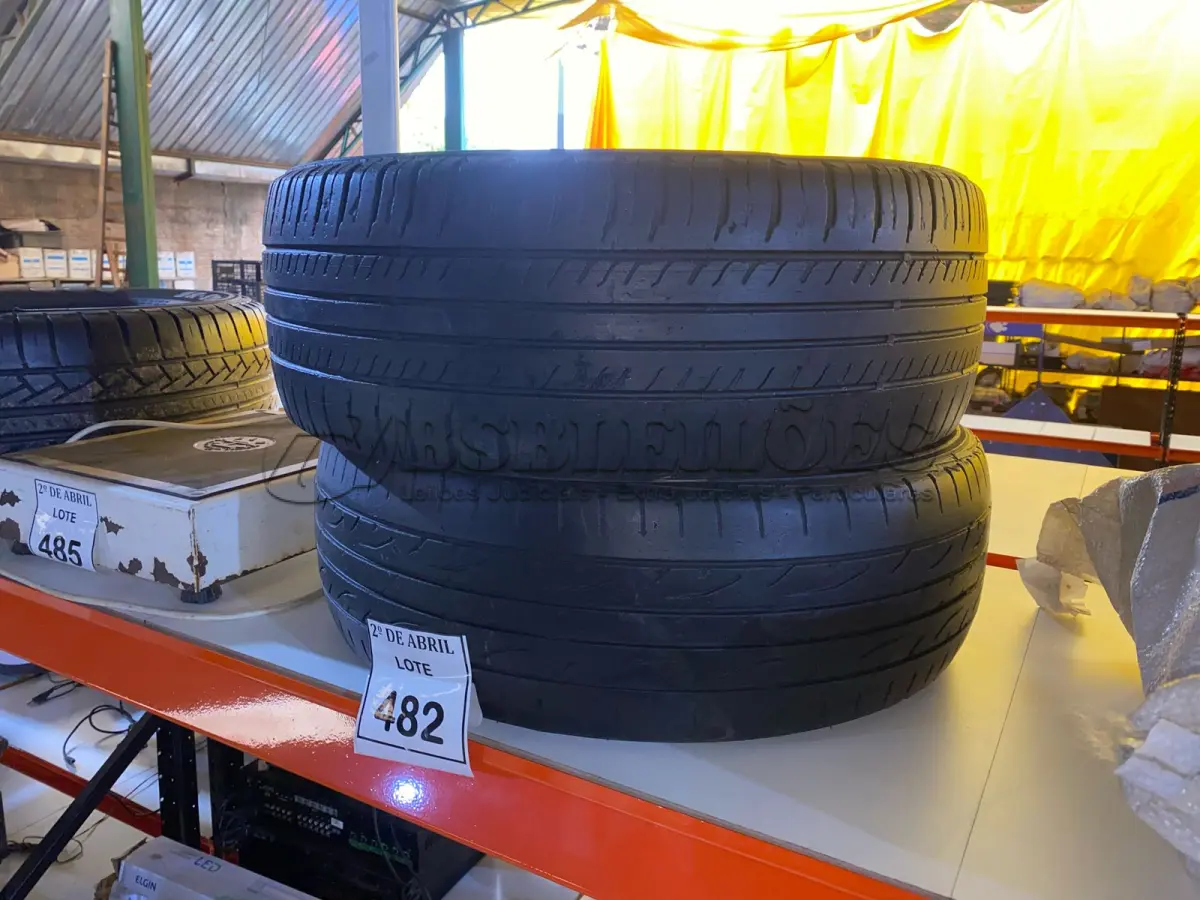 LOTE 482 - 02 PNEUS USADOS 195-60/15. (NO ESTADO) ATENÇÃO! FAZER A VISITAÇÃO ANTES DE ARREMATAR, NÃO SABEMOS SE FUNCIONA. LEILÃO NÃO TEM GARANTIA E NEM DEVOLUÇÃO, SUJEITO A POSSÍVEIS AVARIAS VISÍVEIS/OCULTAS E/OU AUSÊNCIA DE COMPONENTES.