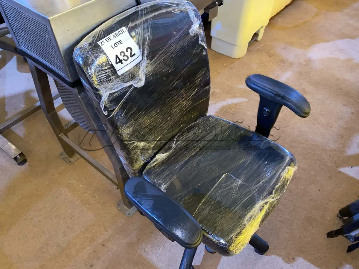 LOTE 432 - 01 CADEIRA PARA ESCRITÓRIO. (NO ESTADO) ATENÇÃO! FAZER A VISITAÇÃO ANTES DE ARREMATAR, NÃO SABEMOS SE FUNCIONA. LEILÃO NÃO TEM GARANTIA E NEM DEVOLUÇÃO, SUJEITO A POSSÍVEIS AVARIAS VISÍVEIS/OCULTAS E/OU AUSÊNCIA DE COMPONENTES.