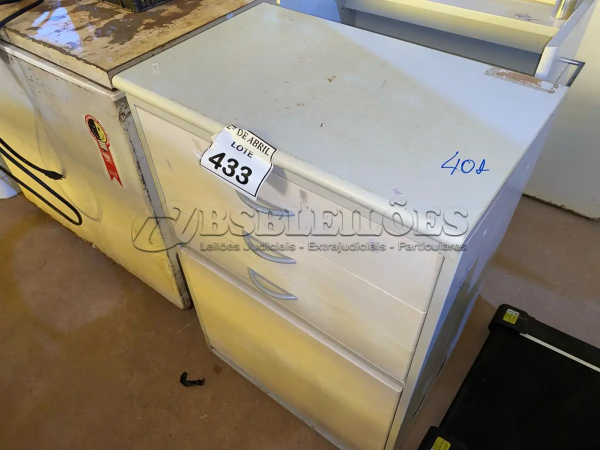 LOTE 433 - 01 ARMÁRIO EM MADEIRA E AÇO. (NO ESTADO) ATENÇÃO! FAZER A VISITAÇÃO ANTES DE ARREMATAR, NÃO SABEMOS SE FUNCIONA. LEILÃO NÃO TEM GARANTIA E NEM DEVOLUÇÃO, SUJEITO A POSSÍVEIS AVARIAS VISÍVEIS/OCULTAS E/OU AUSÊNCIA DE COMPONENTES.