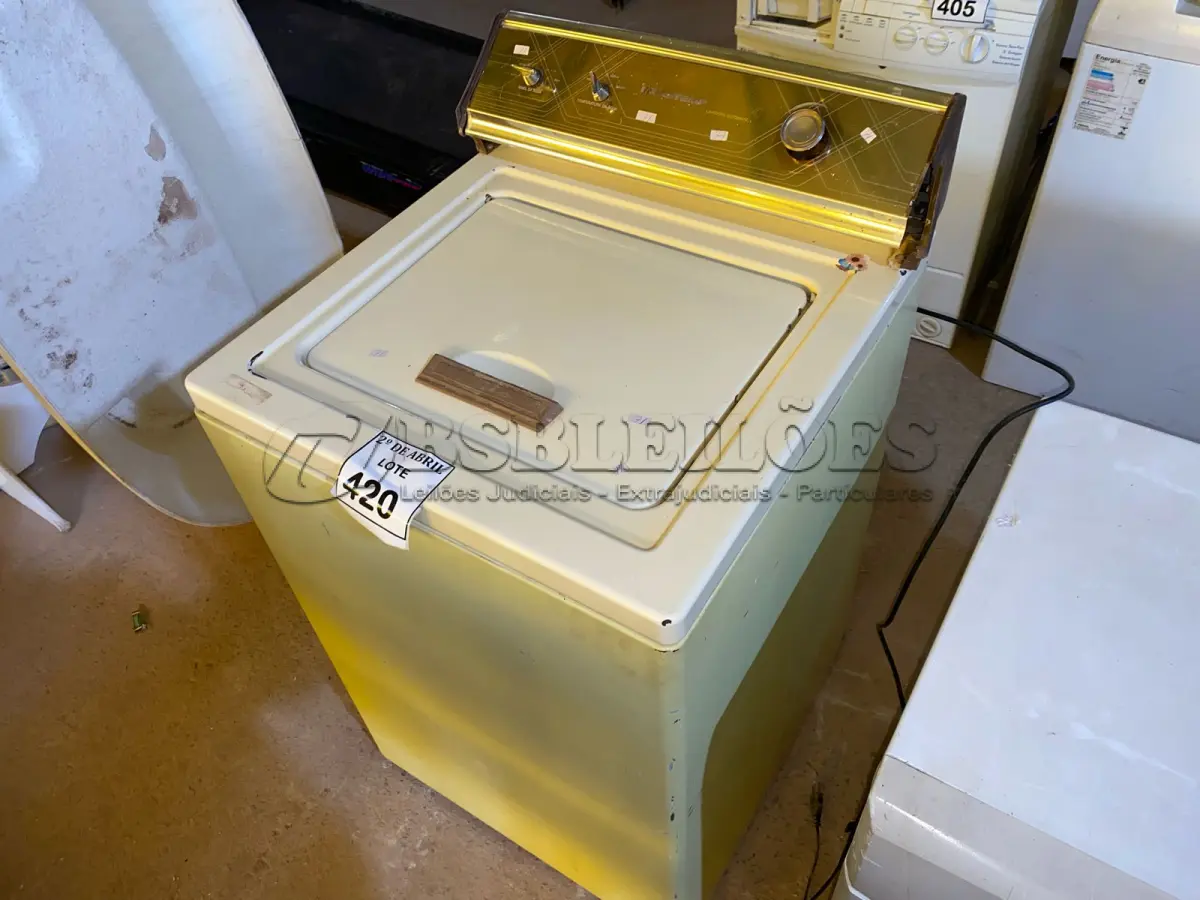 LOTE 420 - 01 MÁQUINA DE LAVAR ROUPAS BRASTEMP ANTIGA. (NO ESTADO) ATENÇÃO! FAZER A VISITAÇÃO ANTES DE ARREMATAR, NÃO SABEMOS SE FUNCIONA. LEILÃO NÃO TEM GARANTIA E NEM DEVOLUÇÃO, SUJEITO A POSSÍVEIS AVARIAS VISÍVEIS/OCULTAS E/OU AUSÊNCIA DE COMPONENTES.