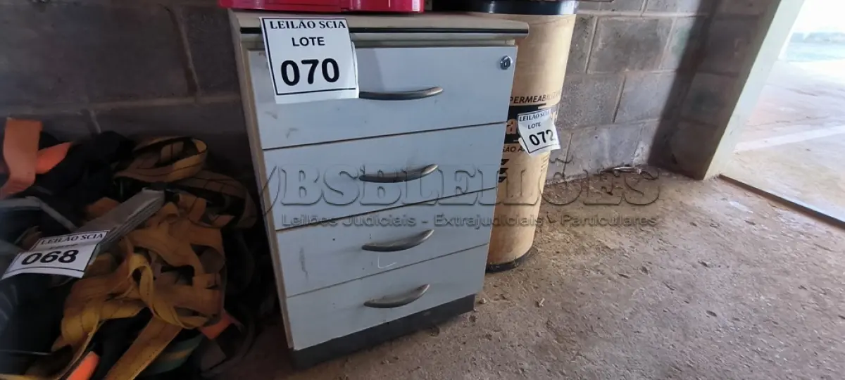 LOTE 070 - 01 GAVETEIRO EM MADEIRA COM 04 GAVETAS.  (NO ESTADO) ATENÇÃO! FAZER A VISITAÇÃO ANTES DE ARREMATAR, NÃO SABEMOS SE FUNCIONA. LEILÃO NÃO TEM GARANTIA E NEM DEVOLUÇÃO, SUJEITO A POSSÍVEIS AVARIAS VISÍVEIS/OCULTAS E/OU AUSÊNCIA DE COMPONENTES.