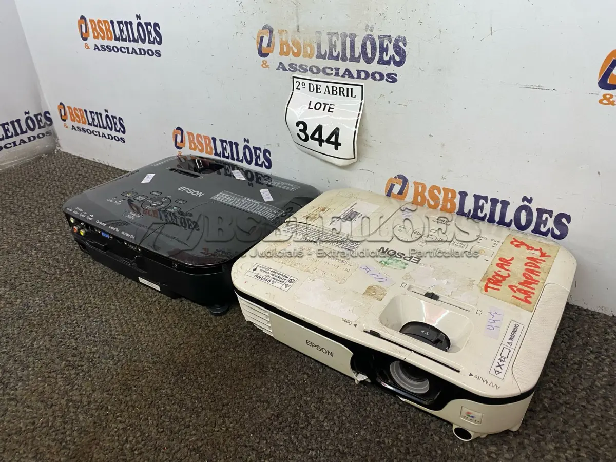 LOTE 344 - 02 PROJETORES EPSON. (NO ESTADO) ATENÇÃO! FAZER A VISITAÇÃO ANTES DE ARREMATAR, NÃO SABEMOS SE FUNCIONA. LEILÃO NÃO TEM GARANTIA E NEM DEVOLUÇÃO, SUJEITO A POSSÍVEIS AVARIAS VISÍVEIS/OCULTAS E/OU AUSÊNCIA DE COMPONENTES.