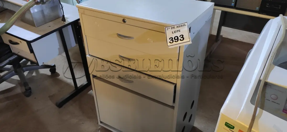 LOTE 393 - 01 ARMÁRIO EM MADEIRA E AÇO. (NO ESTADO) ATENÇÃO! FAZER A VISITAÇÃO ANTES DE ARREMATAR, NÃO SABEMOS SE FUNCIONA. LEILÃO NÃO TEM GARANTIA E NEM DEVOLUÇÃO, SUJEITO A POSSÍVEIS AVARIAS VISÍVEIS/OCULTAS E/OU AUSÊNCIA DE COMPONENTES.