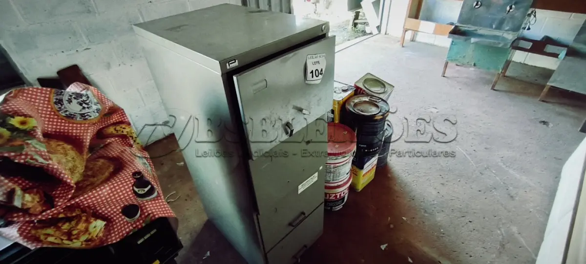 LOTE 104 - 01 ARQUIVO DE AÇO. (NO ESTADO) ATENÇÃO! FAZER A VISITAÇÃO ANTES DE ARREMATAR, NÃO SABEMOS SE FUNCIONA. LEILÃO NÃO TEM GARANTIA E NEM DEVOLUÇÃO, SUJEITO A POSSÍVEIS AVARIAS VISÍVEIS/OCULTAS E/OU AUSÊNCIA DE COMPONENTES.