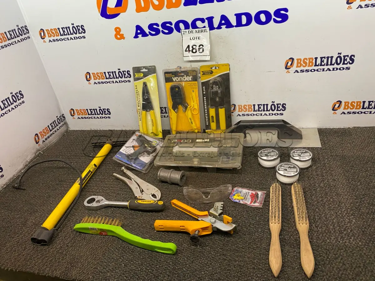 LOTE 486 - 01 LOTE COM ESCOVA DE AÇO, LINHAS DE PEDREIRO, MOLA AÉREA, ALICATE CRIMPADOR. (NO ESTADO) ATENÇÃO! FAZER A VISITAÇÃO ANTES DE ARREMATAR, NÃO SABEMOS SE FUNCIONA. LEILÃO NÃO TEM GARANTIA E NEM DEVOLUÇÃO, SUJEITO A POSSÍVEIS AVARIAS VISÍVEIS/OCULTAS E/OU AUSÊNCIA DE COMPONENTES.