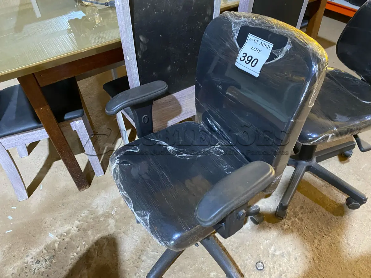 LOTE 390 - 01 CADEIRA PARA ESCRITÓRIO. (NO ESTADO) ATENÇÃO! FAZER A VISITAÇÃO ANTES DE ARREMATAR, NÃO SABEMOS SE FUNCIONA. LEILÃO NÃO TEM GARANTIA E NEM DEVOLUÇÃO, SUJEITO A POSSÍVEIS AVARIAS VISÍVEIS/OCULTAS E/OU AUSÊNCIA DE COMPONENTES.