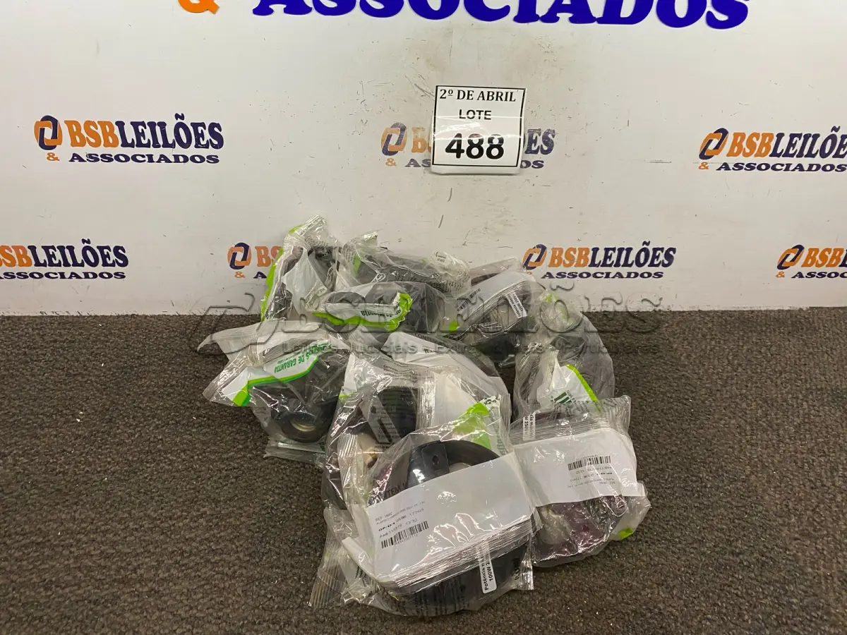 LOTE 488 - 01 LOTE COM PLAFON 2 LÂMPADAS. (NO ESTADO) ATENÇÃO! FAZER A VISITAÇÃO ANTES DE ARREMATAR, NÃO SABEMOS SE FUNCIONA. LEILÃO NÃO TEM GARANTIA E NEM DEVOLUÇÃO, SUJEITO A POSSÍVEIS AVARIAS VISÍVEIS/OCULTAS E/OU AUSÊNCIA DE COMPONENTES.