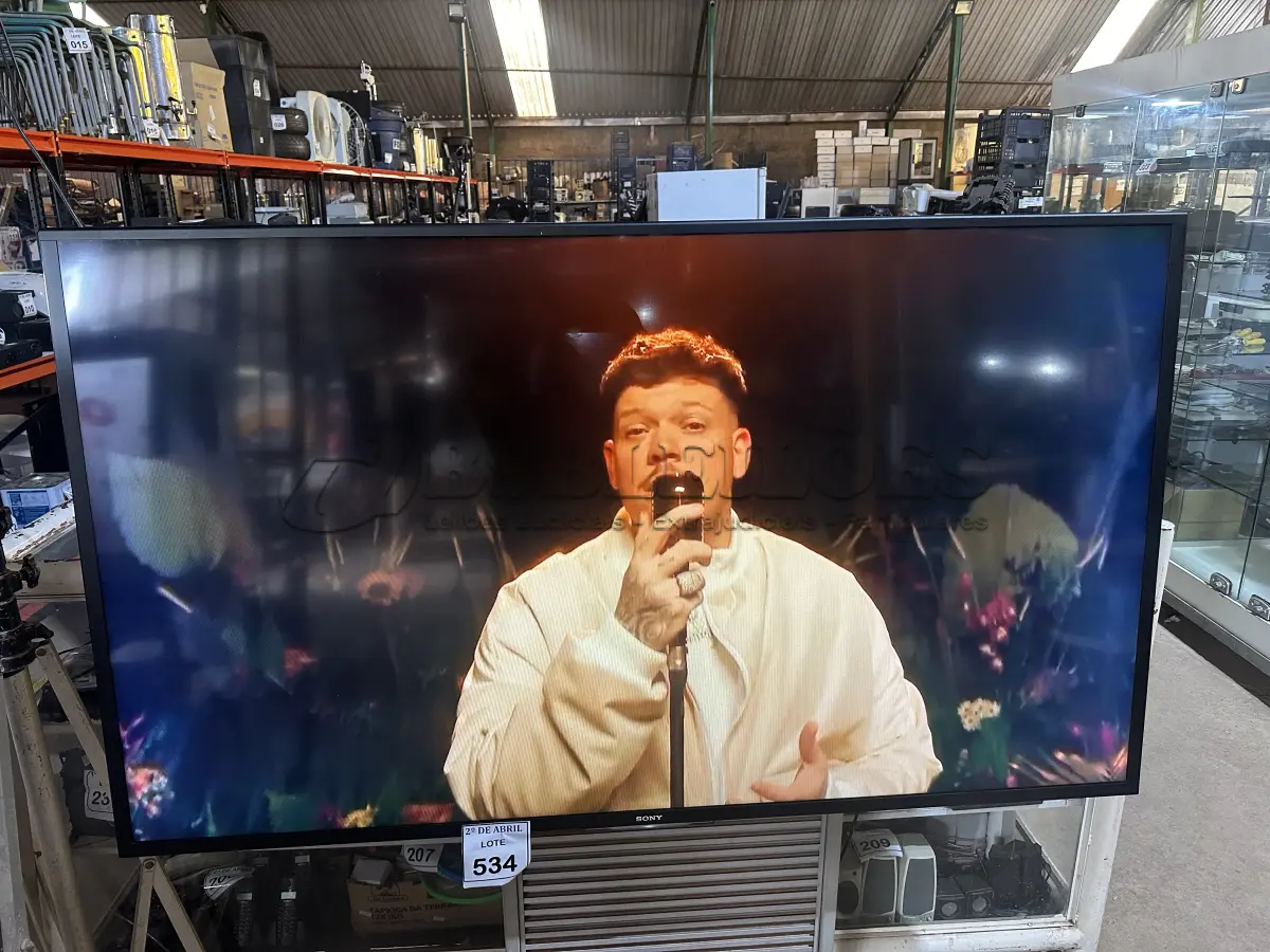 LOTE 427 - 01 SMART TV 70" SONY KDL-70W855B LED 3D ,  PROCESSADOR DE IMAGEM 3D,TAMANHO DA TELA 70", RESOLUÇÃO FULL HD - 1920 X 1080 PIXELS, FORMATO DE TELA 16:9 (WIDESCREEN) REFRESH RATE MOTIONFLOW XR 480 HZ ÂNGULO DE VISÃO HORIZONTAL: 178° VERTICAL: 178° , SISTEMA ANALÓGICO: PAL-M, PAL-N, NTSC DIGITAL: SBTVD  SINTONIZADOR DE TV ANALÓGICO: SIM, DIGITAL: SIM POTÊNCIA DE ÁUDIO 2 X 10 W RMS CONEXÕES ENTRADA: 4 X HDMI 2 X VÍDEO COMPOSTO 1 X VÍDEO COMPONENTE 1 X ÁUDIO ESTÉREO 2 X USB 1 X RJ-45 SAÍDA: 1 X ÁUDIO DIGITAL ÓPTICO ALIMENTAÇÃO AC 100 ~ 240V CONSUMO DE ENERGIA ATIVA: 208 W STAND BY: < 1 W  PADRÃO DE FURO PARA MONTAGEM NA PAREDE VESA 400X300 DIMENSÕES (L X A X P) SEM BASE: 158,6 X 92 X 9,3 CM COM BASE: 158,6 X 97 X 37 CM  PESO SEM BASE: 43,6 KG COM BASE: 44,6 KG EMBALAGEM: 56 KG  (NO ESTADO) ATENÇÃO! FAZER A VISITAÇÃO ANTES DE ARREMATAR, NÃO SABEMOS SE FUNCIONA. LEILÃO NÃO TEM GARANTIA E NEM DEVOLUÇÃO, SUJEITO A POSSÍVEIS AVARIAS VISÍVEIS/OCULTAS E/OU AUSÊNCIA DE COMPONENTES.