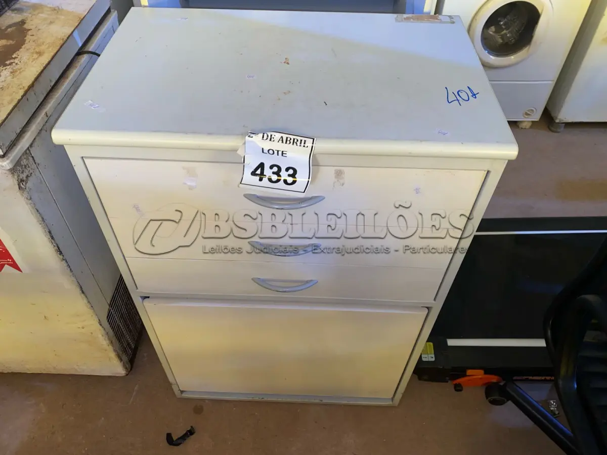 LOTE 433 - 01 ARMÁRIO EM MADEIRA E AÇO. (NO ESTADO) ATENÇÃO! FAZER A VISITAÇÃO ANTES DE ARREMATAR, NÃO SABEMOS SE FUNCIONA. LEILÃO NÃO TEM GARANTIA E NEM DEVOLUÇÃO, SUJEITO A POSSÍVEIS AVARIAS VISÍVEIS/OCULTAS E/OU AUSÊNCIA DE COMPONENTES.