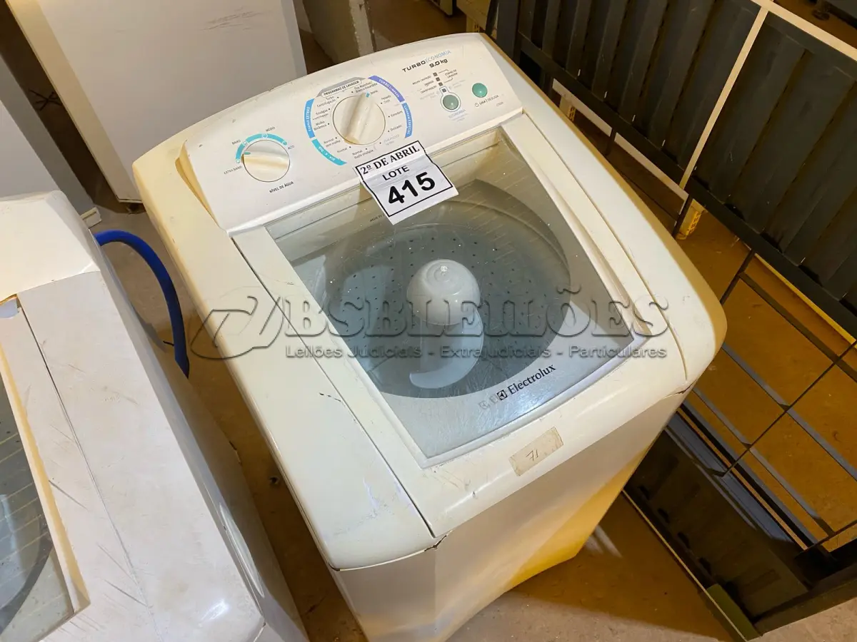 LOTE 415 - 01 MÁQUINA DE LAVAR ROUPAS ELECTROLUX 9KG 220VOLTS. (NO ESTADO) ATENÇÃO! FAZER A VISITAÇÃO ANTES DE ARREMATAR, NÃO SABEMOS SE FUNCIONA. LEILÃO NÃO TEM GARANTIA E NEM DEVOLUÇÃO, SUJEITO A POSSÍVEIS AVARIAS VISÍVEIS/OCULTAS E/OU AUSÊNCIA DE COMPONENTES.