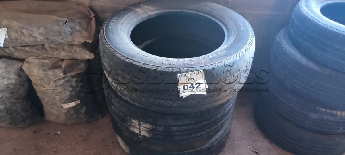 LOTE 042 - 01 PNEU 25/75/17, 02 PNEUS 225/60/18. (NO ESTADO) ATENÇÃO! FAZER A VISITAÇÃO ANTES DE ARREMATAR, NÃO SABEMOS SE FUNCIONA. LEILÃO NÃO TEM GARANTIA E NEM DEVOLUÇÃO, SUJEITO A POSSÍVEIS AVARIAS VISÍVEIS/OCULTAS E/OU AUSÊNCIA DE COMPONENTES.