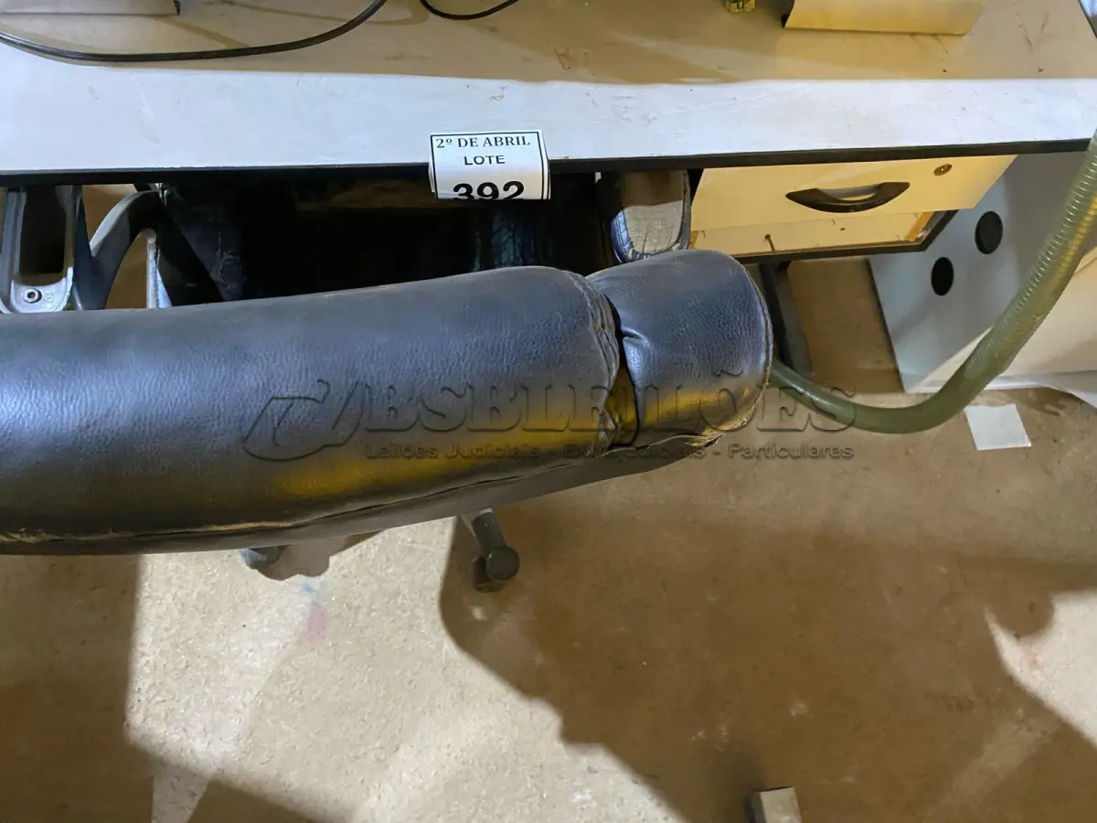 LOTE 392 - 01 MESA EM MADEIRA E 01 CADEIRA PARA ESCRITÓRIO. (NO ESTADO) ATENÇÃO! FAZER A VISITAÇÃO ANTES DE ARREMATAR, NÃO SABEMOS SE FUNCIONA. LEILÃO NÃO TEM GARANTIA E NEM DEVOLUÇÃO, SUJEITO A POSSÍVEIS AVARIAS VISÍVEIS/OCULTAS E/OU AUSÊNCIA DE COMPONENTES.