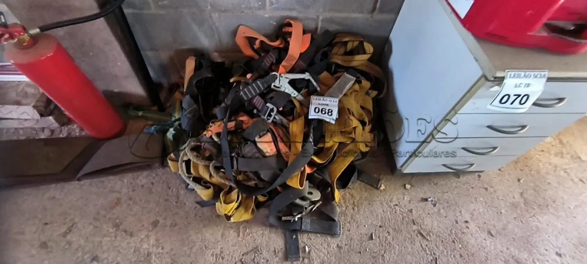 LOTE 068 - 01 LOTE COM CINTOS DE SEGURANÇA PARA OBRA.  (NO ESTADO) ATENÇÃO! FAZER A VISITAÇÃO ANTES DE ARREMATAR, NÃO SABEMOS SE FUNCIONA. LEILÃO NÃO TEM GARANTIA E NEM DEVOLUÇÃO, SUJEITO A POSSÍVEIS AVARIAS VISÍVEIS/OCULTAS E/OU AUSÊNCIA DE COMPONENTES.
