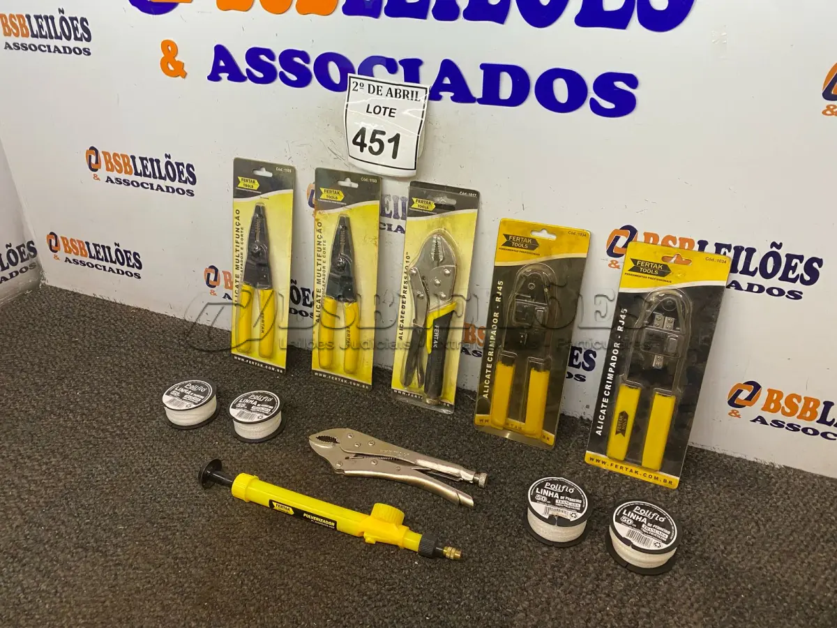 LOTE 451 - 01 LOTE COM ALICATE CRIMPA DOR, ALICATE MULTIUSO, ALICATE DE PRESSÃO, LINHAS PARA PEDREIRO. (NO ESTADO) ATENÇÃO! FAZER A VISITAÇÃO ANTES DE ARREMATAR, NÃO SABEMOS SE FUNCIONA. LEILÃO NÃO TEM GARANTIA E NEM DEVOLUÇÃO, SUJEITO A POSSÍVEIS AVARIAS VISÍVEIS/OCULTAS E/OU AUSÊNCIA DE COMPONENTES.