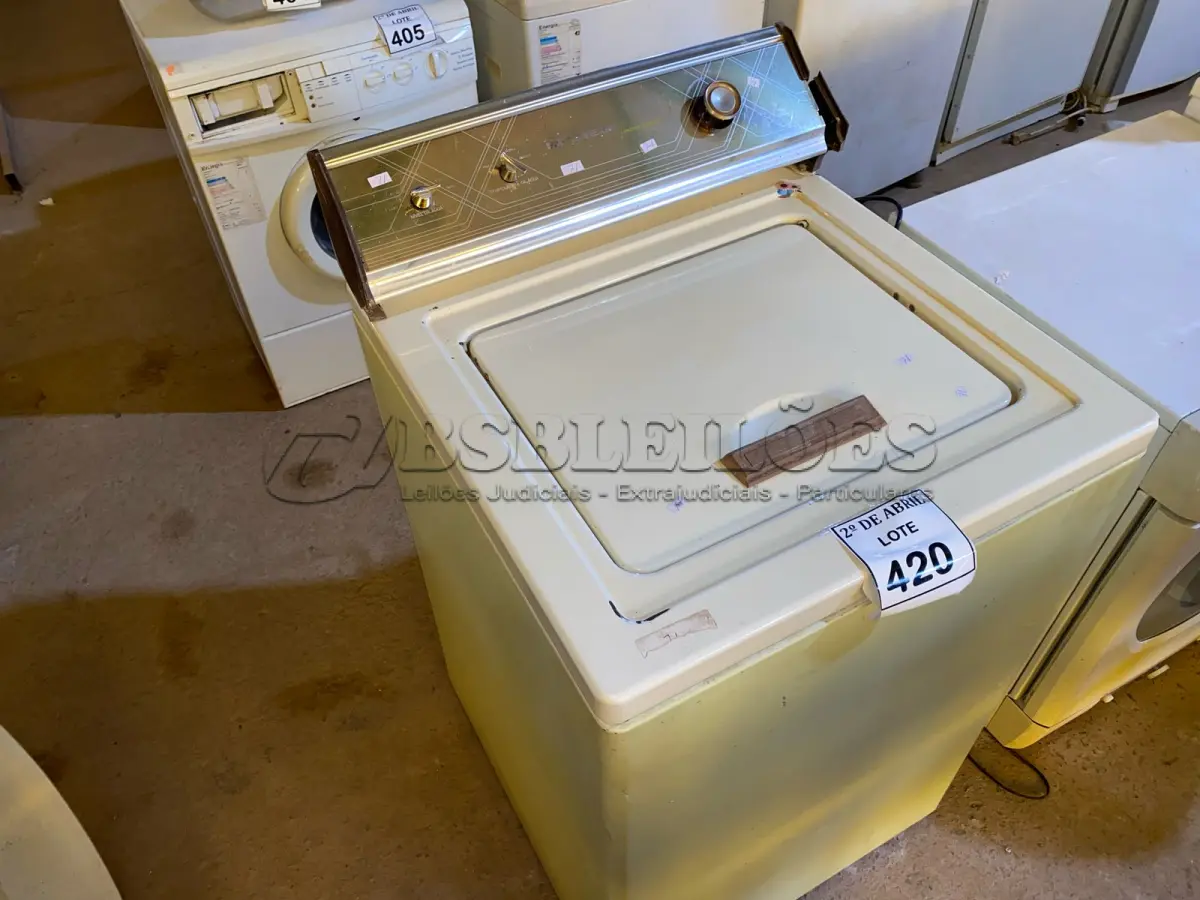 LOTE 420 - 01 MÁQUINA DE LAVAR ROUPAS BRASTEMP ANTIGA. (NO ESTADO) ATENÇÃO! FAZER A VISITAÇÃO ANTES DE ARREMATAR, NÃO SABEMOS SE FUNCIONA. LEILÃO NÃO TEM GARANTIA E NEM DEVOLUÇÃO, SUJEITO A POSSÍVEIS AVARIAS VISÍVEIS/OCULTAS E/OU AUSÊNCIA DE COMPONENTES.