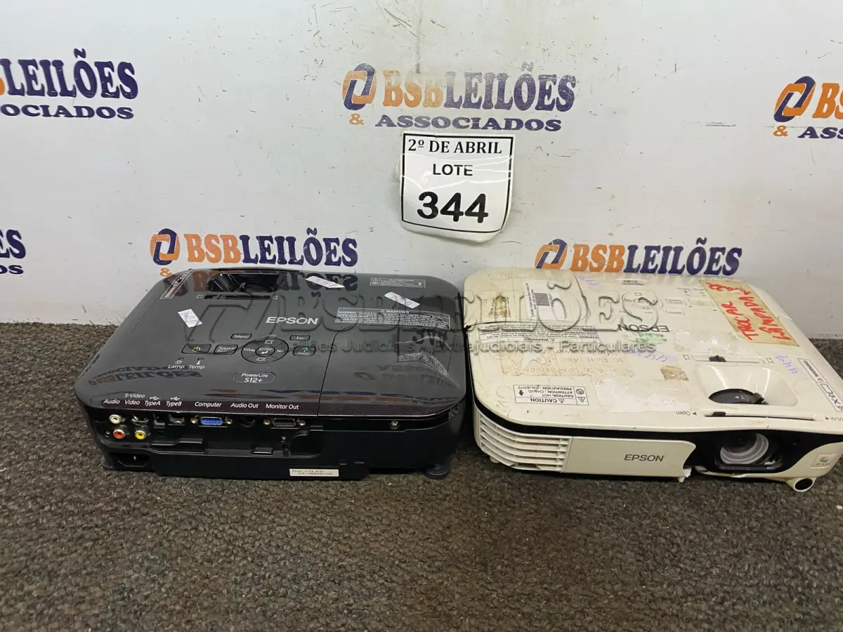 LOTE 344 - 02 PROJETORES EPSON. (NO ESTADO) ATENÇÃO! FAZER A VISITAÇÃO ANTES DE ARREMATAR, NÃO SABEMOS SE FUNCIONA. LEILÃO NÃO TEM GARANTIA E NEM DEVOLUÇÃO, SUJEITO A POSSÍVEIS AVARIAS VISÍVEIS/OCULTAS E/OU AUSÊNCIA DE COMPONENTES.