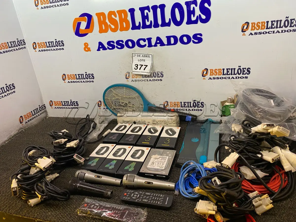 LOTE 377 - 01 LOTE COM RELÓGIOS, HD, CABOS DIVERSOS E MICROFONES. (NO ESTADO) ATENÇÃO! FAZER A VISITAÇÃO ANTES DE ARREMATAR, NÃO SABEMOS SE FUNCIONA. LEILÃO NÃO TEM GARANTIA E NEM DEVOLUÇÃO, SUJEITO A POSSÍVEIS AVARIAS VISÍVEIS/OCULTAS E/OU AUSÊNCIA DE COMPONENTES.