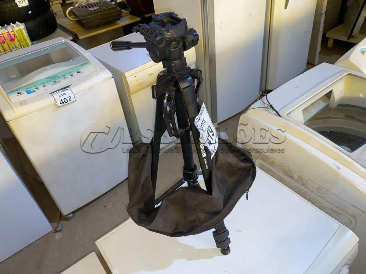 LOTE 419 - 01 TRIPÉ PARA CÂMERA TOMATE. (NO ESTADO) ATENÇÃO! FAZER A VISITAÇÃO ANTES DE ARREMATAR, NÃO SABEMOS SE FUNCIONA. LEILÃO NÃO TEM GARANTIA E NEM DEVOLUÇÃO, SUJEITO A POSSÍVEIS AVARIAS VISÍVEIS/OCULTAS E/OU AUSÊNCIA DE COMPONENTES.