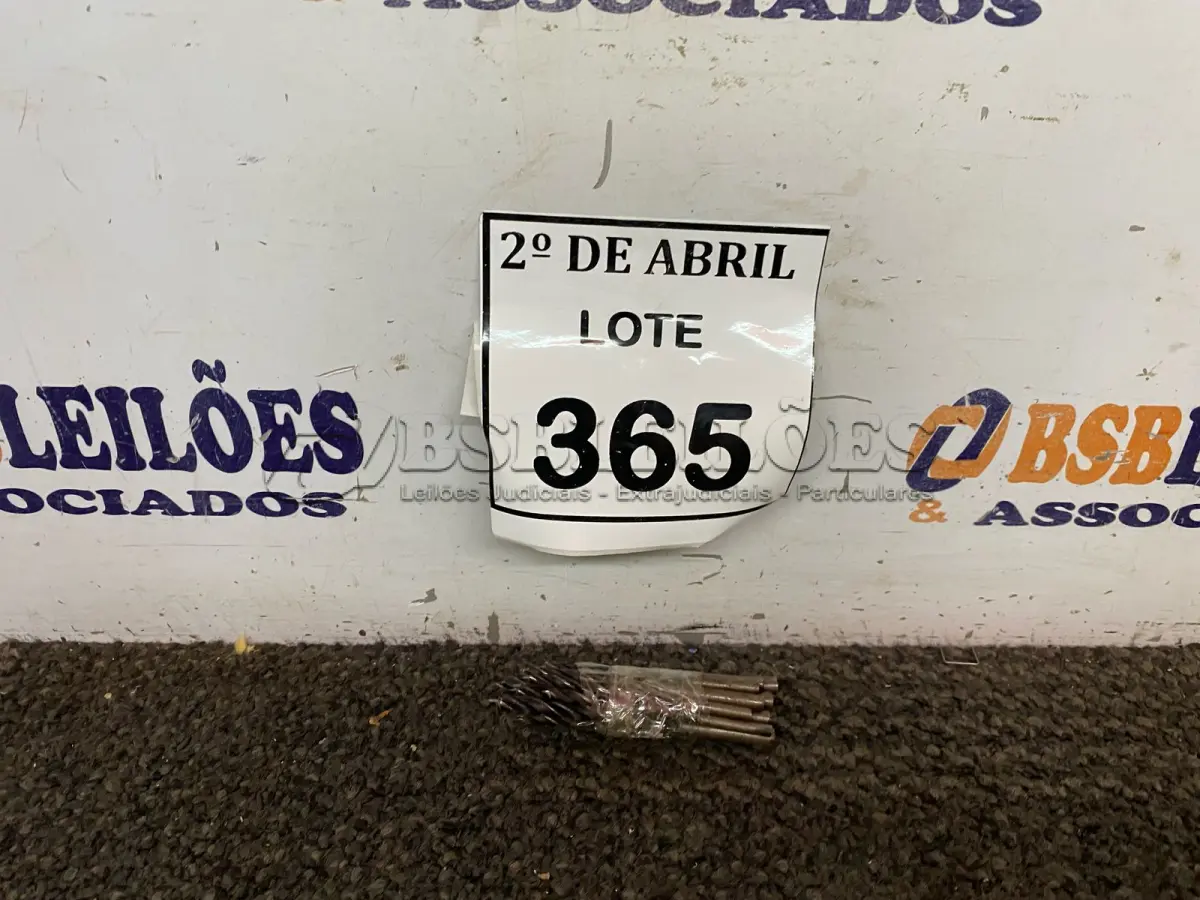 LOTE 365 - 12 BROCAS DIVERSAS PARA MADEIRA. (NO ESTADO) ATENÇÃO! FAZER A VISITAÇÃO ANTES DE ARREMATAR, NÃO SABEMOS SE FUNCIONA. LEILÃO NÃO TEM GARANTIA E NEM DEVOLUÇÃO, SUJEITO A POSSÍVEIS AVARIAS VISÍVEIS/OCULTAS E/OU AUSÊNCIA DE COMPONENTES.