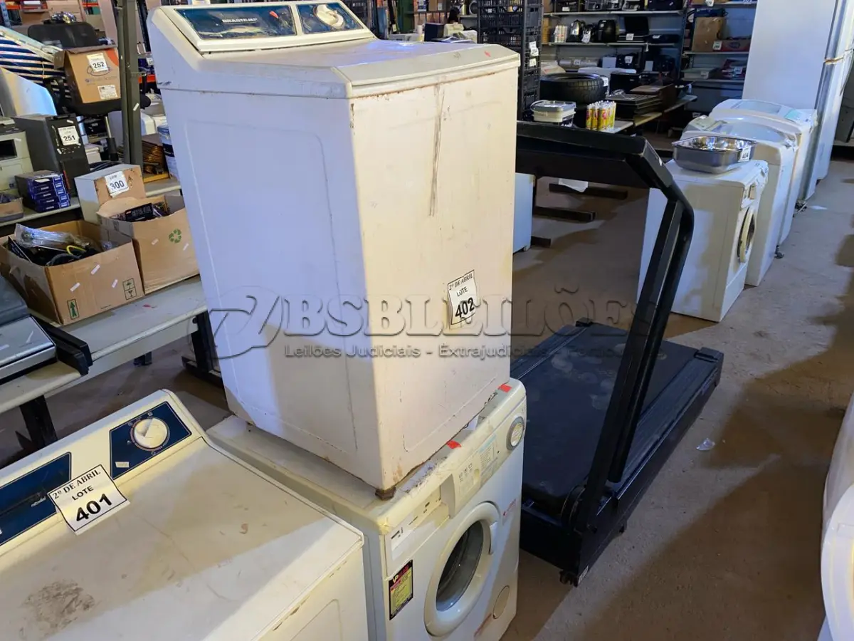 LOTE 402 - 01 MÁQUINA DE LAVAR MARCA BRASTEMP 220V. (NO ESTADO) ATENÇÃO! FAZER A VISITAÇÃO ANTES DE ARREMATAR, NÃO SABEMOS SE FUNCIONA. LEILÃO NÃO TEM GARANTIA E NEM DEVOLUÇÃO, SUJEITO A POSSÍVEIS AVARIAS VISÍVEIS/OCULTAS E/OU AUSÊNCIA DE COMPONENTES.