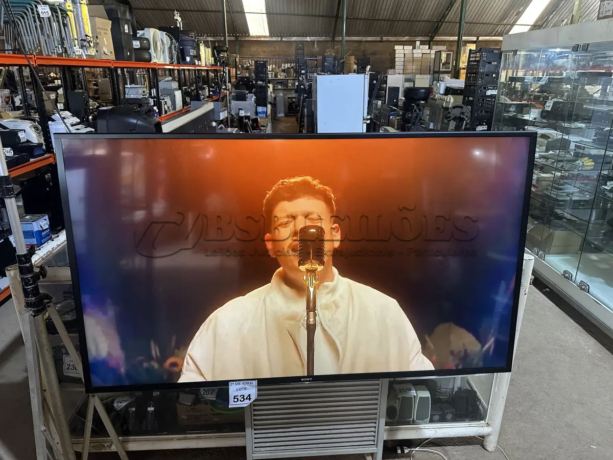 LOTE 427 - 01 SMART TV 70" SONY KDL-70W855B LED 3D ,  PROCESSADOR DE IMAGEM 3D,TAMANHO DA TELA 70", RESOLUÇÃO FULL HD - 1920 X 1080 PIXELS, FORMATO DE TELA 16:9 (WIDESCREEN) REFRESH RATE MOTIONFLOW XR 480 HZ ÂNGULO DE VISÃO HORIZONTAL: 178° VERTICAL: 178° , SISTEMA ANALÓGICO: PAL-M, PAL-N, NTSC DIGITAL: SBTVD  SINTONIZADOR DE TV ANALÓGICO: SIM, DIGITAL: SIM POTÊNCIA DE ÁUDIO 2 X 10 W RMS CONEXÕES ENTRADA: 4 X HDMI 2 X VÍDEO COMPOSTO 1 X VÍDEO COMPONENTE 1 X ÁUDIO ESTÉREO 2 X USB 1 X RJ-45 SAÍDA: 1 X ÁUDIO DIGITAL ÓPTICO ALIMENTAÇÃO AC 100 ~ 240V CONSUMO DE ENERGIA ATIVA: 208 W STAND BY: < 1 W  PADRÃO DE FURO PARA MONTAGEM NA PAREDE VESA 400X300 DIMENSÕES (L X A X P) SEM BASE: 158,6 X 92 X 9,3 CM COM BASE: 158,6 X 97 X 37 CM  PESO SEM BASE: 43,6 KG COM BASE: 44,6 KG EMBALAGEM: 56 KG  (NO ESTADO) ATENÇÃO! FAZER A VISITAÇÃO ANTES DE ARREMATAR, NÃO SABEMOS SE FUNCIONA. LEILÃO NÃO TEM GARANTIA E NEM DEVOLUÇÃO, SUJEITO A POSSÍVEIS AVARIAS VISÍVEIS/OCULTAS E/OU AUSÊNCIA DE COMPONENTES.