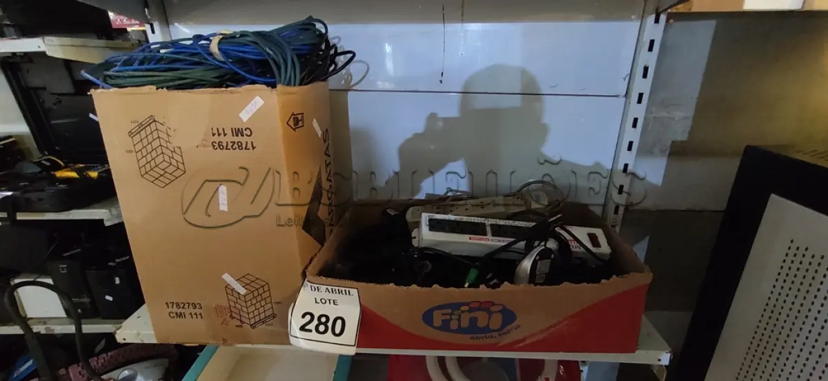 LOTE 280 - 01 LOTE COM VÁRIOS CABOS DE REDES, VGA, ENERGIA E MOUSES.  (NO ESTADO) ATENÇÃO! FAZER A VISITAÇÃO ANTES DE ARREMATAR, NÃO SABEMOS SE FUNCIONA. LEILÃO NÃO TEM GARANTIA E NEM DEVOLUÇÃO, SUJEITO A POSSÍVEIS AVARIAS VISÍVEIS/OCULTAS E/OU AUSÊNCIA DE COMPONENTES.