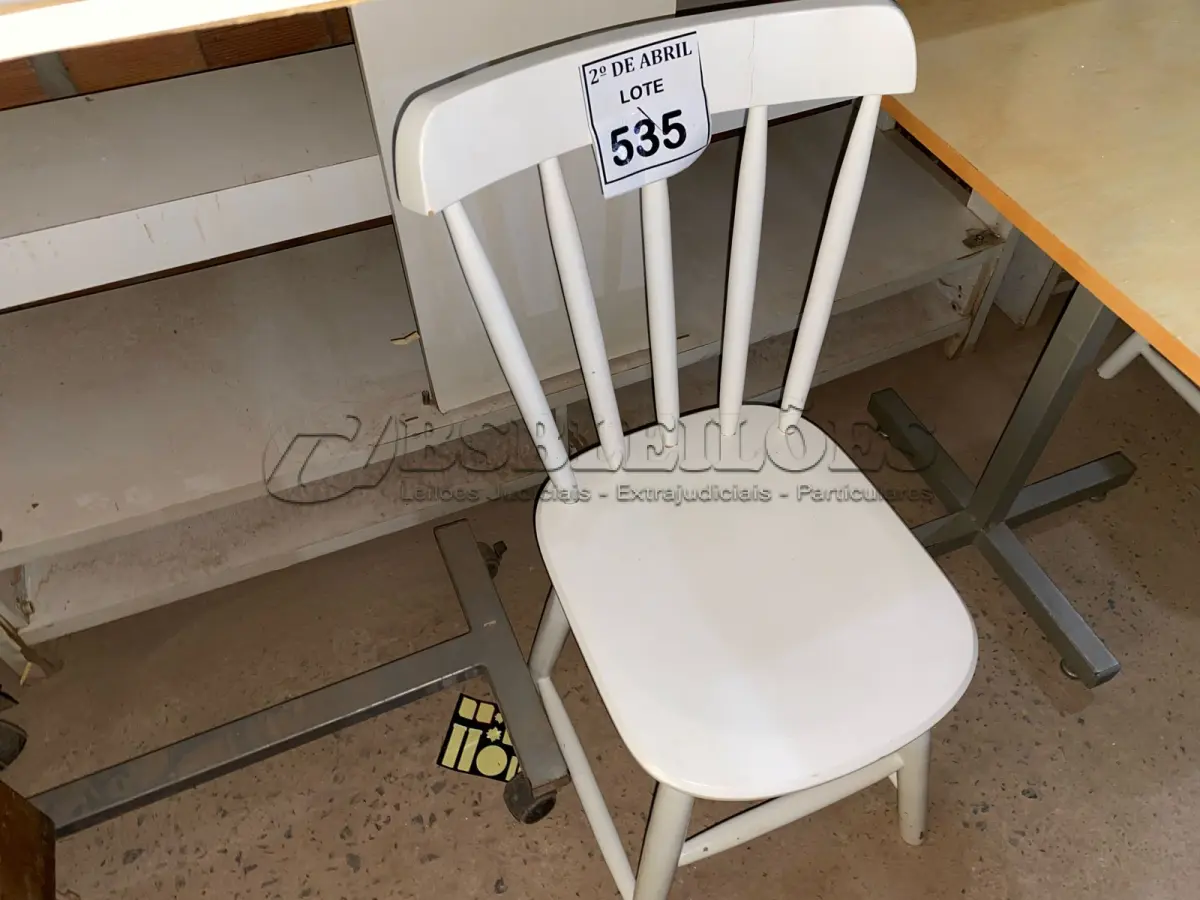 LOTE 535 - 01 CADEIRA EM MADEIRA BRANCA (NO ESTADO) ATENÇÃO! FAZER A VISITAÇÃO ANTES DE ARREMATAR, NÃO SABEMOS SE FUNCIONA. LEILÃO NÃO TEM GARANTIA E NEM DEVOLUÇÃO, SUJEITO A POSSÍVEIS AVARIAS VISÍVEIS/OCULTAS E/OU AUSÊNCIA DE COMPONENTES.