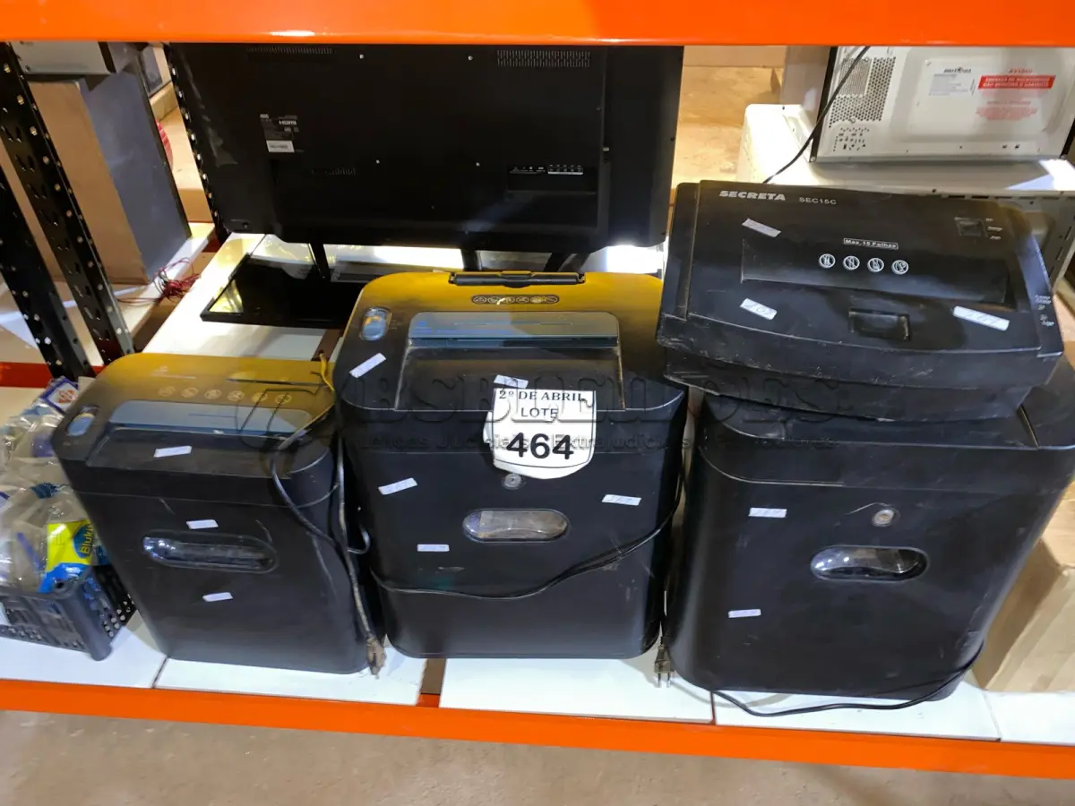 LOTE 464 - 03 FRAGMENTADORAS DE PAPEL. (NO ESTADO) ATENÇÃO! FAZER A VISITAÇÃO ANTES DE ARREMATAR, NÃO SABEMOS SE FUNCIONA. LEILÃO NÃO TEM GARANTIA E NEM DEVOLUÇÃO, SUJEITO A POSSÍVEIS AVARIAS VISÍVEIS/OCULTAS E/OU AUSÊNCIA DE COMPONENTES.