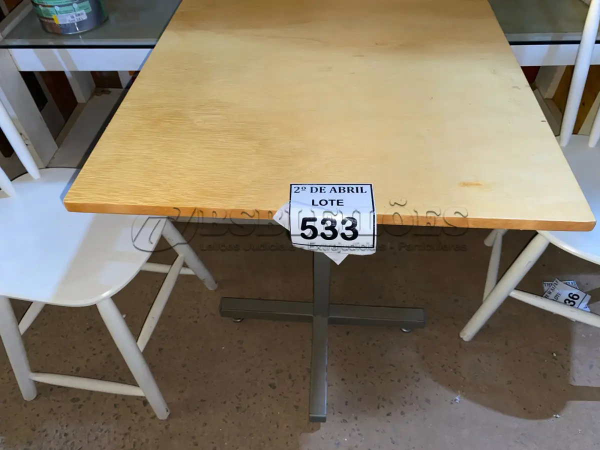 LOTE 533 - 01 MESA QUADRADA EM MADEIRA COM PÉS EM FERRO (NO ESTADO) ATENÇÃO! FAZER A VISITAÇÃO ANTES DE ARREMATAR, NÃO SABEMOS SE FUNCIONA. LEILÃO NÃO TEM GARANTIA E NEM DEVOLUÇÃO, SUJEITO A POSSÍVEIS AVARIAS VISÍVEIS/OCULTAS E/OU AUSÊNCIA DE COMPONENTES.