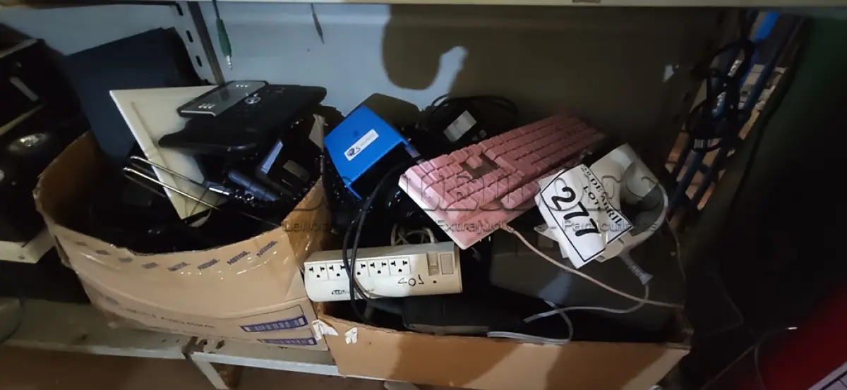 LOTE 277 - 01 LOTE COM TELEFONES, FAX, TORNEIRA INCOMPLETA, TECLADO, FERRO DE PASSAR ROUPA, CONTROLES DE VÍDEO GAME. (NO ESTADO) ATENÇÃO! FAZER A VISITAÇÃO ANTES DE ARREMATAR, NÃO SABEMOS SE FUNCIONA. LEILÃO NÃO TEM GARANTIA E NEM DEVOLUÇÃO, SUJEITO A POSSÍVEIS AVARIAS VISÍVEIS/OCULTAS E/OU AUSÊNCIA DE COMPONENTES.