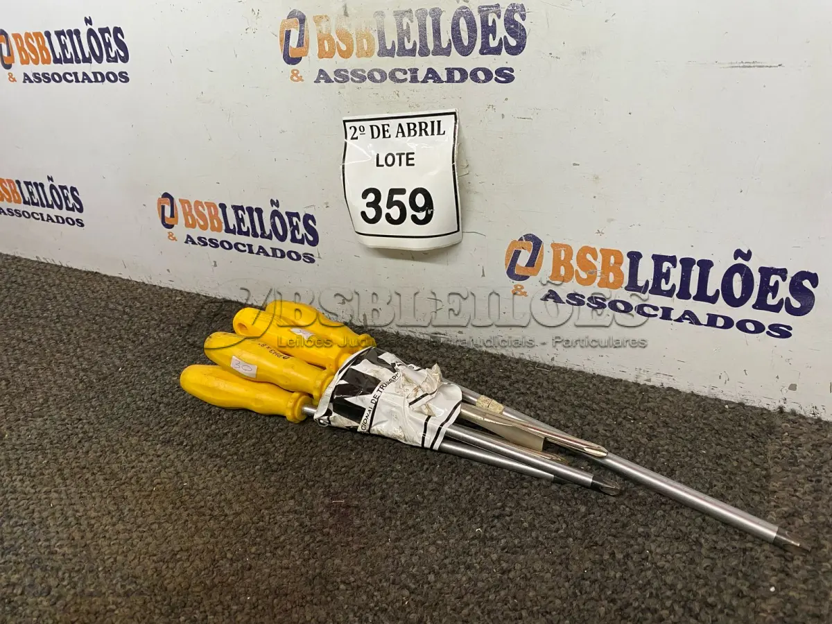 LOTE 359 - 01 CHAVE DE FENDA E 05 CHAVES PHILIPS TAMANHOS DIVERSOS. (NO ESTADO) ATENÇÃO! FAZER A VISITAÇÃO ANTES DE ARREMATAR, NÃO SABEMOS SE FUNCIONA. LEILÃO NÃO TEM GARANTIA E NEM DEVOLUÇÃO, SUJEITO A POSSÍVEIS AVARIAS VISÍVEIS/OCULTAS E/OU AUSÊNCIA DE COMPONENTES.