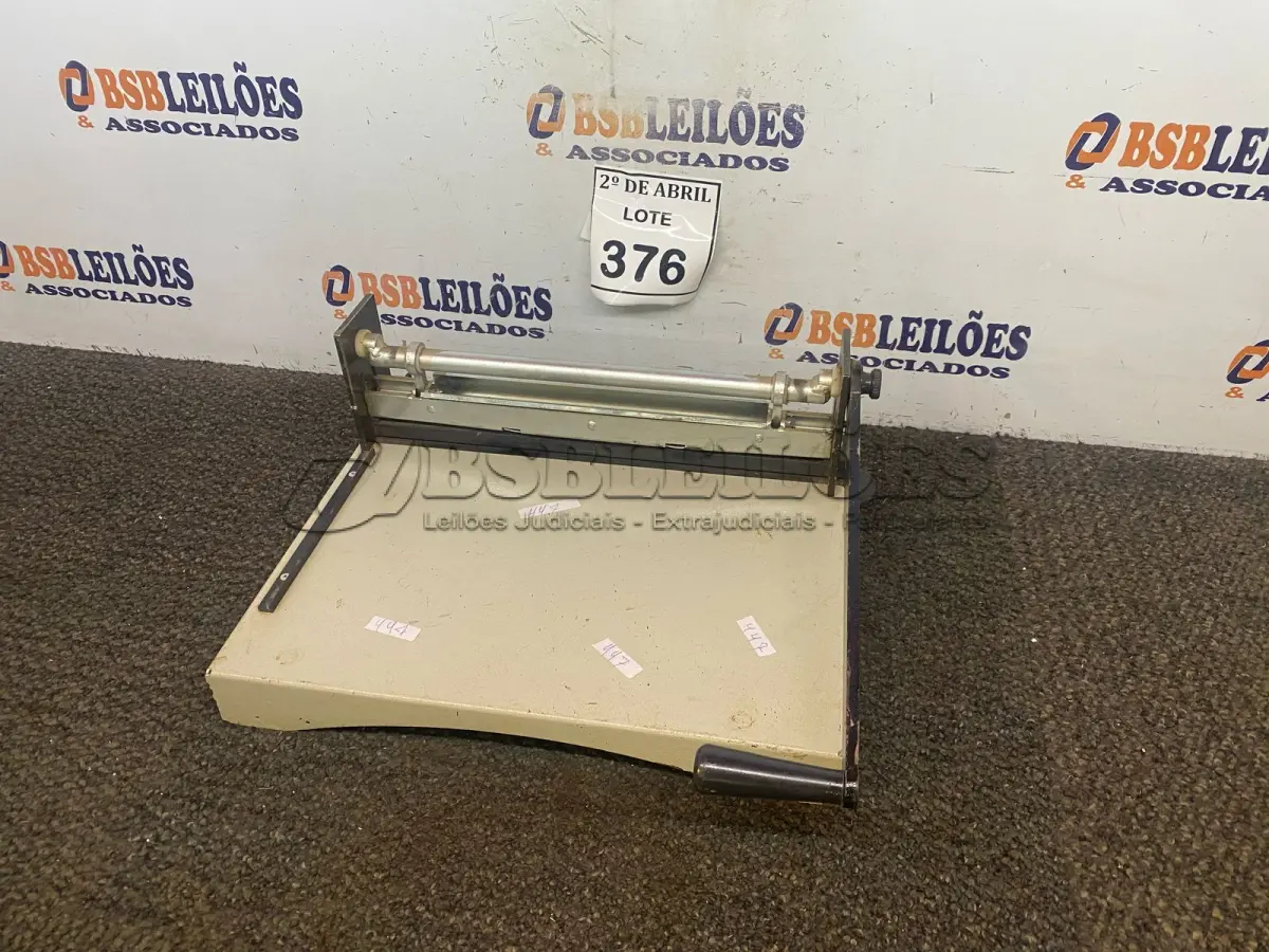 LOTE 376 - 01 ENCADERNADORA MANUAL. (NO ESTADO) ATENÇÃO! FAZER A VISITAÇÃO ANTES DE ARREMATAR, NÃO SABEMOS SE FUNCIONA. LEILÃO NÃO TEM GARANTIA E NEM DEVOLUÇÃO, SUJEITO A POSSÍVEIS AVARIAS VISÍVEIS/OCULTAS E/OU AUSÊNCIA DE COMPONENTES.