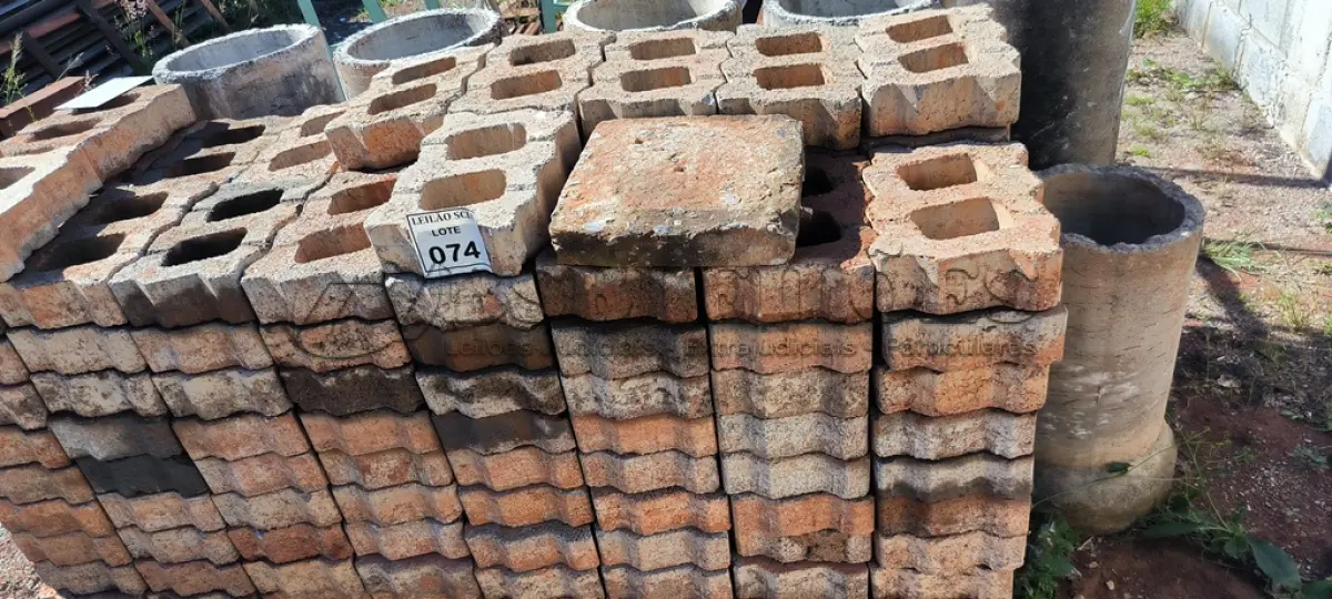 LOTE 074 - 01 LOTE COM BLOQUETES EM CONCRETO. (NO ESTADO) ATENÇÃO! FAZER A VISITAÇÃO ANTES DE ARREMATAR, NÃO SABEMOS SE FUNCIONA. LEILÃO NÃO TEM GARANTIA E NEM DEVOLUÇÃO, SUJEITO A POSSÍVEIS AVARIAS VISÍVEIS/OCULTAS E/OU AUSÊNCIA DE COMPONENTES.