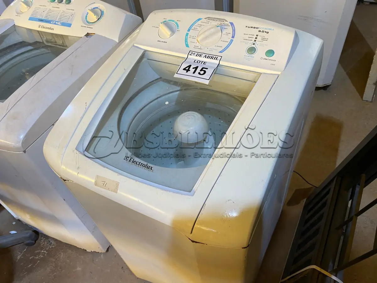 LOTE 415 - 01 MÁQUINA DE LAVAR ROUPAS ELECTROLUX 9KG 220VOLTS. (NO ESTADO) ATENÇÃO! FAZER A VISITAÇÃO ANTES DE ARREMATAR, NÃO SABEMOS SE FUNCIONA. LEILÃO NÃO TEM GARANTIA E NEM DEVOLUÇÃO, SUJEITO A POSSÍVEIS AVARIAS VISÍVEIS/OCULTAS E/OU AUSÊNCIA DE COMPONENTES.