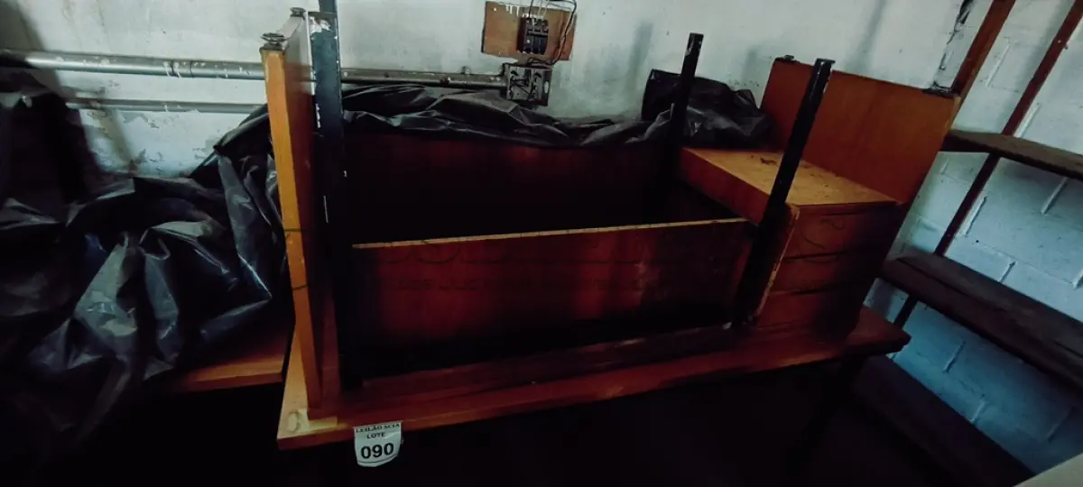 LOTE 090 - 02 MESAS EM MADEIRA. (NO ESTADO) ATENÇÃO! FAZER A VISITAÇÃO ANTES DE ARREMATAR, NÃO SABEMOS SE FUNCIONA. LEILÃO NÃO TEM GARANTIA E NEM DEVOLUÇÃO, SUJEITO A POSSÍVEIS AVARIAS VISÍVEIS/OCULTAS E/OU AUSÊNCIA DE COMPONENTES.