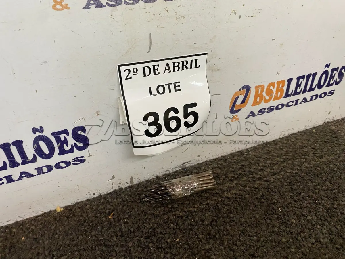 LOTE 365 - 12 BROCAS DIVERSAS PARA MADEIRA. (NO ESTADO) ATENÇÃO! FAZER A VISITAÇÃO ANTES DE ARREMATAR, NÃO SABEMOS SE FUNCIONA. LEILÃO NÃO TEM GARANTIA E NEM DEVOLUÇÃO, SUJEITO A POSSÍVEIS AVARIAS VISÍVEIS/OCULTAS E/OU AUSÊNCIA DE COMPONENTES.