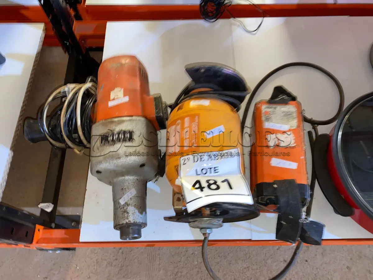 LOTE 481 - 01 FURADEIRA INDUSTRIAL, 01 ESMERIL E 01 MÁQUINA DE SOLDA INCOMPLETA. (NO ESTADO) ATENÇÃO! FAZER A VISITAÇÃO ANTES DE ARREMATAR, NÃO SABEMOS SE FUNCIONA. LEILÃO NÃO TEM GARANTIA E NEM DEVOLUÇÃO, SUJEITO A POSSÍVEIS AVARIAS VISÍVEIS/OCULTAS E/OU AUSÊNCIA DE COMPONENTES.