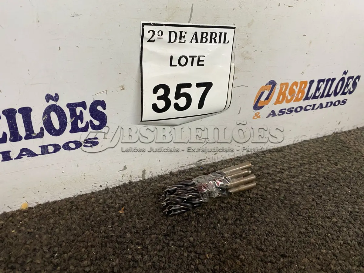 LOTE 357 - 11 BROCAS 8 PARA MADEIRA. (NO ESTADO) ATENÇÃO! FAZER A VISITAÇÃO ANTES DE ARREMATAR, NÃO SABEMOS SE FUNCIONA. LEILÃO NÃO TEM GARANTIA E NEM DEVOLUÇÃO, SUJEITO A POSSÍVEIS AVARIAS VISÍVEIS/OCULTAS E/OU AUSÊNCIA DE COMPONENTES.